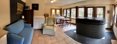 Logan House | Cozy Studio Cabin Rental with Hot Tub Perfect for Glamping in Ohio