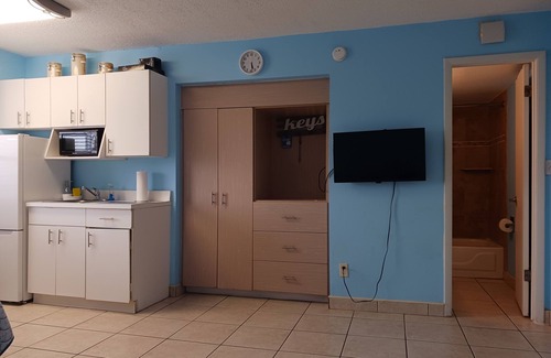 Lenox Park Apartment | Cozy studio, Right on the Beach. Walk to Daytona’s Famous Places, Non smoking
