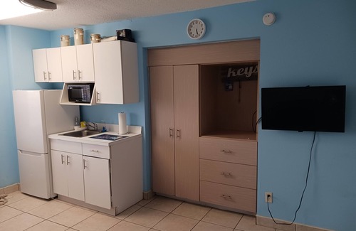 Lenox Park Apartment | Cozy studio, Right on the Beach. Walk to Daytona’s Famous Places, Non smoking