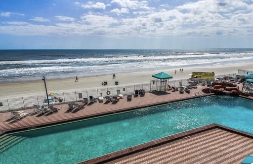 Lenox Park Apartment | Cozy studio, Right on the Beach. Walk to Daytona’s Famous Places, Non smoking