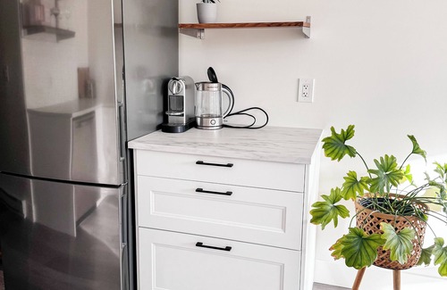 White Rock Apartment | Cozy studio suite, walking distance to the beach and restaurants!