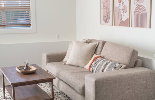 White Rock Apartment | Cozy studio suite, walking distance to the beach and restaurants!