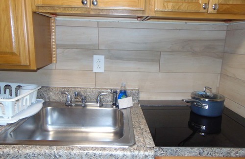 Canarsie Apartment | COZY SUBURBAN APARTMENT ONLY 11 MINS FROM BARCLAY'S CENTER & BROOKLYN MUSEUM .