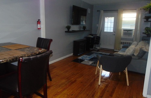 Canarsie Apartment | COZY SUBURBAN APARTMENT ONLY 11 MINS FROM BARCLAY'S CENTER & BROOKLYN MUSEUM .