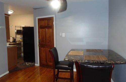 Canarsie Apartment | COZY SUBURBAN APARTMENT ONLY 11 MINS FROM BARCLAY'S CENTER & BROOKLYN MUSEUM .
