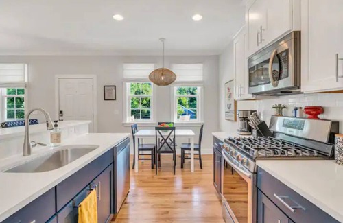 Durham House | COZY SUN FILLED HOME/MODERN VILLA NEAR DOWNTOWN