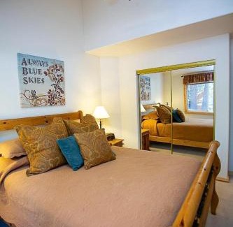 Truckee House | Cozy Tahoe Donner Retreat