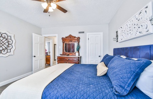 Tech Terrace House | Cozy Tech Terrace Cottage - Just a short walk to Texas Texas