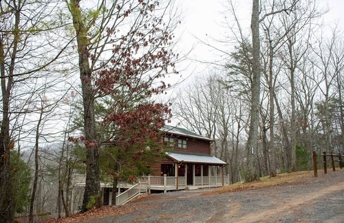 Talking Rock Cabin | Cozy Top of Mountain Cabin overlooking Meichtry Vineyards; 1.5hrs from Atlanta