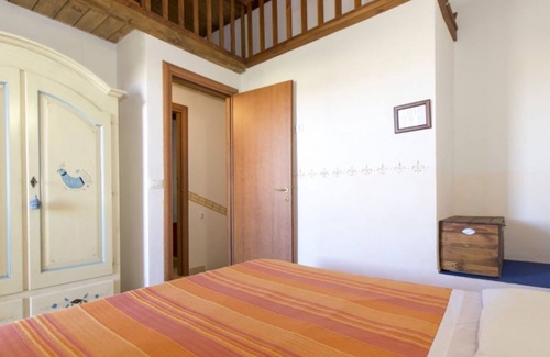 Pirotto Li Frati Apartment | Cozy two-storey cottage for 4 people 600 m walk from the sea.