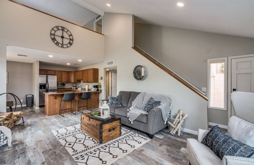 Tucson House | Cozy, Unique, Clean Condo with pool, walking distance from Sabino Canyon Tours!