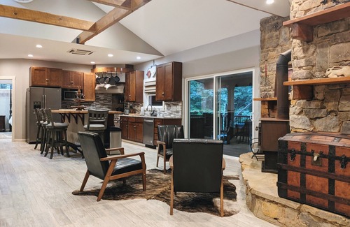 Sunset House | Cozy up at Lake Keowee, Discounted rates into September!