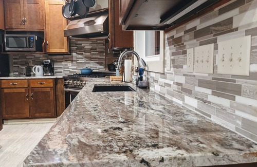 Sunset House | Cozy up at Lake Keowee, Discounted rates into September!