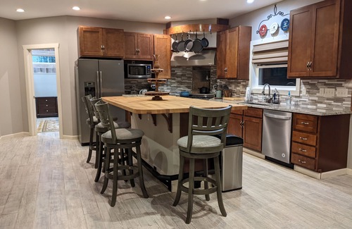 Sunset House | Cozy up at Lake Keowee, Discounted rates into September!