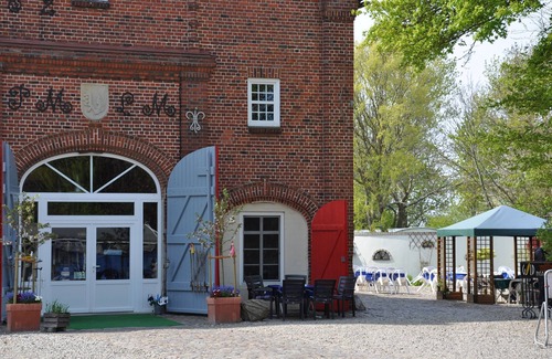 Albertsdorf Apartment | Cozy vacation apartment on the farm near the beach for up to four people.
