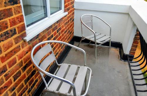 Vauxhall Apartment | Cozy Vauxhall Nest-3 bedroom flat, with balcony and lift