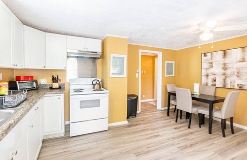 Carlisle House | Cozy, Very Private Beautiful, Cottage Housenn