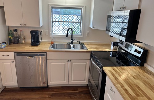 Crystal River House | Cozy Waterfront Fish Camp- Catch Dinner from your Dock!