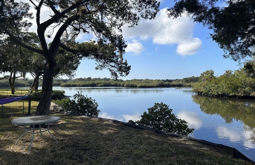 Crystal River House | Cozy Waterfront Fish Camp- Catch Dinner from your Dock!