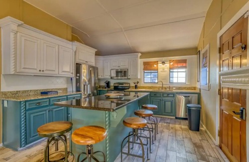 Muscle Shoals House | Cozy Waterfront Lake Cottage near RTJ Golf Course!nn