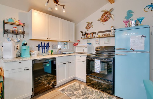 Port Isabel Cottage | Cozy Waterfront Port Isabel Cottage w/Deck!
