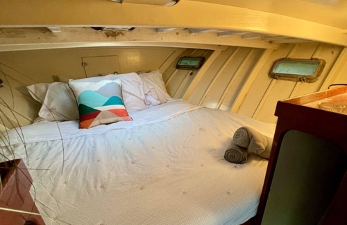 Port Moody Boat Rental | Cozy Wooden Yacht