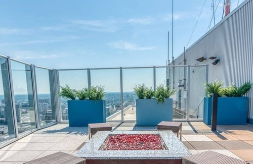 Old Louisville Apartment | Cozysuites 800 Tower 1BR w sky Pool gym 23