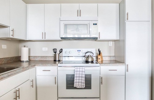 Old Louisville Apartment | Cozysuites 800 Tower 1BR w sky Pool gym 16