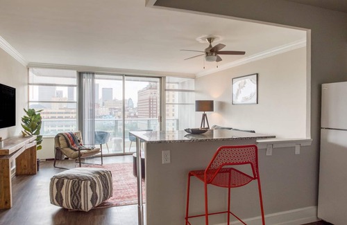 Old Louisville Apartment | Cozysuites 800 Tower 1BR w sky Pool gym 16