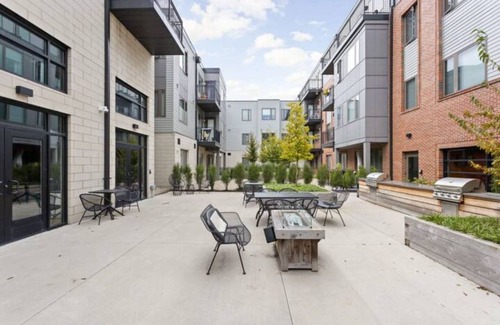 Meridian-Kessler Apartment | CozySuites at Meridian Kessler