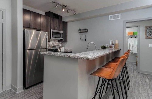 Central Business District Apartment | CozySuites at the Banks gym, pool 06