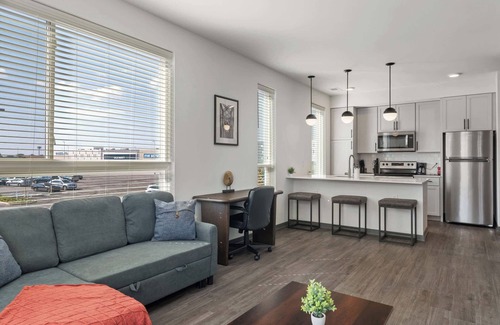 Indianapolis Apartment | CozySuites Ayr | parking, pool, gym #04