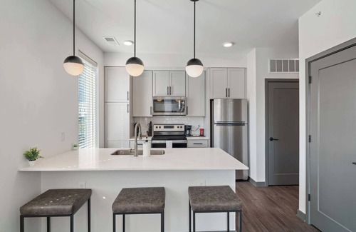 Indianapolis Apartment | CozySuites Ayr | parking, pool, gym #04