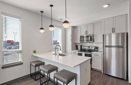 Indianapolis Apartment | CozySuites Ayr | parking, pool, gym #04