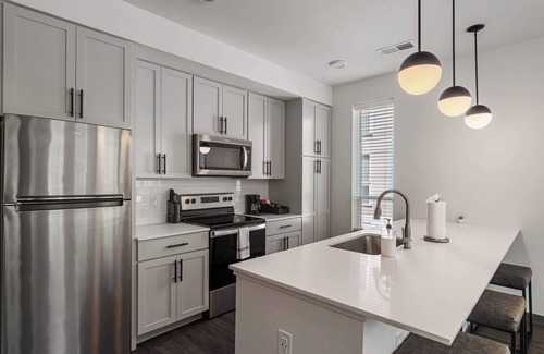 Indianapolis Apartment | CozySuites Ayr | parking, pool, gym #06