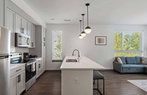 Indianapolis Apartment | CozySuites Ayr | parking, pool, gym #06