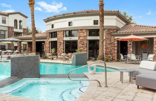 Glendale Sports and Entertainment District Apartment | CozySuites Glendale by the stadium with pool 08