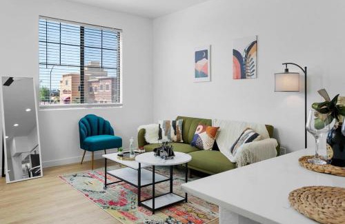 Glendale Sports and Entertainment District Apartment | CozySuites Glendale by the stadium with pool 08