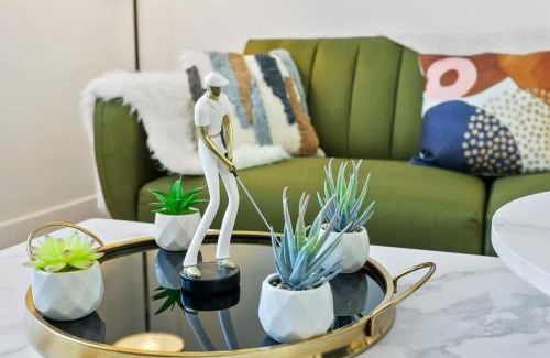 Glendale Sports and Entertainment District Apartment | CozySuites Glendale by the stadium with pool 08