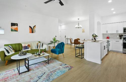 Glendale Sports and Entertainment District Apartment | CozySuites Glendale by the stadium with pool 04