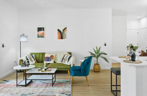 Glendale Sports and Entertainment District Apartment | CozySuites Glendale by the stadium with pool 04