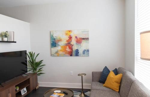 Central Business District Apartment | Cozysuites l Prime 1BR in Downtown Cincinnati