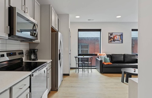 Lockerbie Square Apartment | Cozysuites Mass w Parking Lounge Roof Deck 40