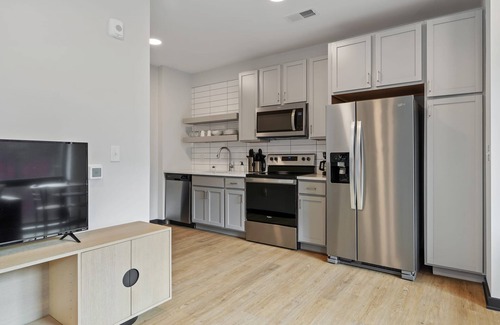 Lockerbie Square Apartment | Cozysuites Mass w Parking Lounge Roof Deck 25