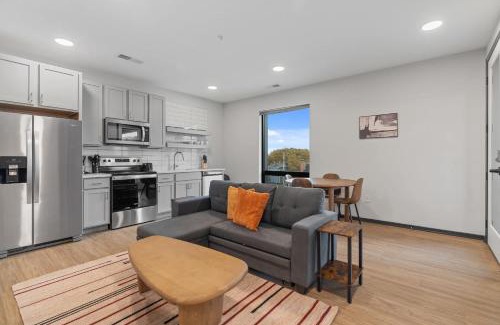 Lockerbie Square Apartment | CozySuites Mass with parking lounge & roof deck #22