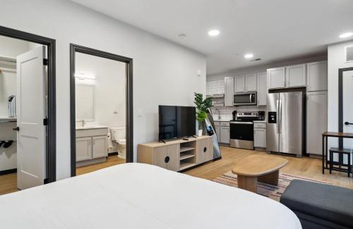 Lockerbie Square Apartment | CozySuites Mass with parking lounge & roof deck #35