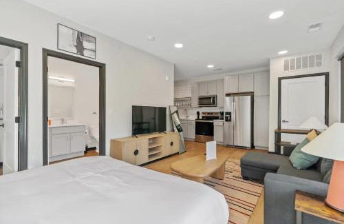 Lockerbie Square Apartment | CozySuites Mass with parking lounge & roof deck #36