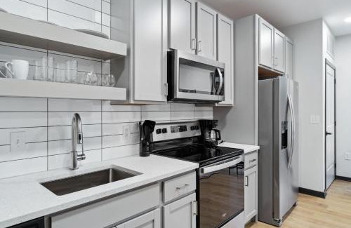 Lockerbie Square Apartment | CozySuites Mass with parking lounge & roof deck #36