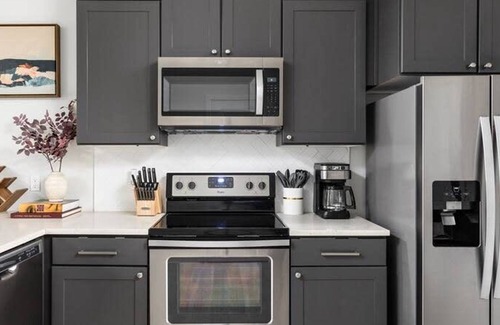 Meridian-Kessler Apartment | Cozysuites Modern Studio in Meridian Kessler