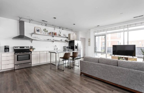 Lockerbie Square Apartment | Cozysuites on Mass With Garage Parking 1